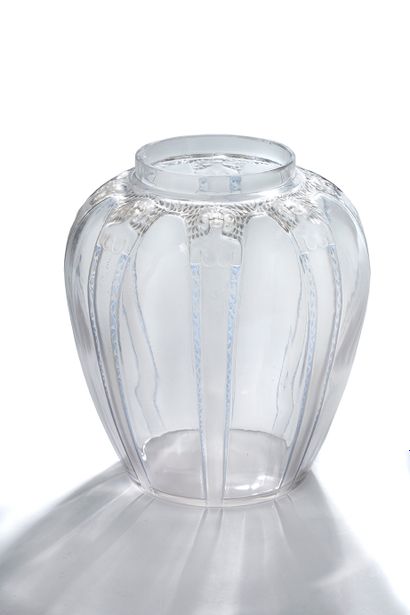 LALIQUE VASE COUVERT MODÈLE «CARIATIDES»
En verre blanc soufflé-moulé patiné.
Signature...