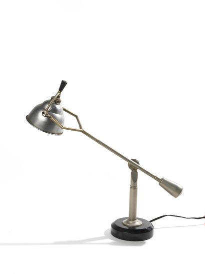 Édouard-Wilfred BUQUET (1886-?) 办公灯，带活动臂，可通过配重调节摆动，铝制灯帽。黑色漆木的圆形底座，镀镍黄铜的旋转脚。
，上面刻有...