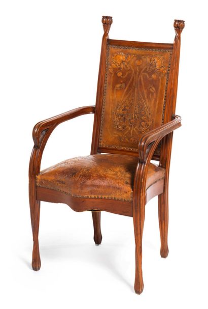 Louis MAJORELLE (1859-1926) FAUTEUIL «PAVOTS»
En noyer sculpté et mouluré, assise...