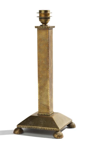 TRAVAIL AUTRICHIEN A FLUID BRASS LAMP Square base supported by four small hemispherical...