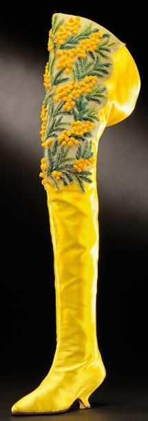 Roger VIVIER Cuissarde "Mimosa" en satin jaune orné en partie d'une broderie sur...