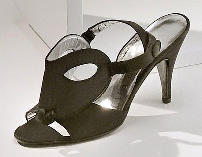 Roger VIVIER Paire de sandales «masque» en satin noir. Roger VIVIER Paris. 1987....