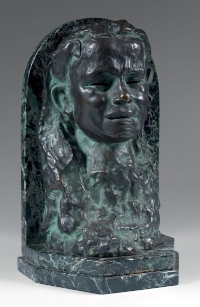 Auguste RODIN (1840-1917) Grand buste de la Pleureuse Bronze à patine brune nuancée...