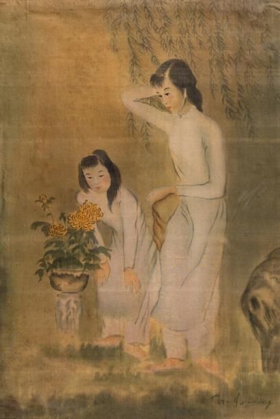 LUONG Jeunes filles au bouquet jaune Peinture sur soie 67 x 40 cm à vue - 263/8 x...