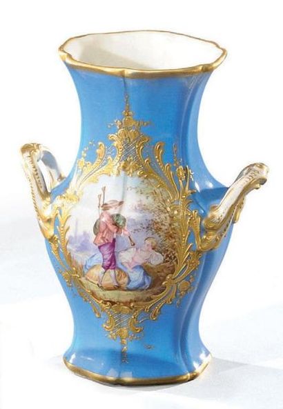 SEVRES Vase balustre en porcelaine, lettre date B
