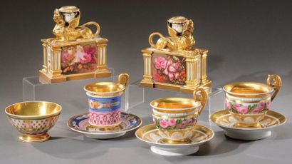 PARIS Paire de tasses en porcelaine peinte On y joint une autre tasse et un bol XIXème...