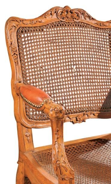 null Superbe paire de fauteuils à dossier plat, en hêtre richement sculpté d'un décor...