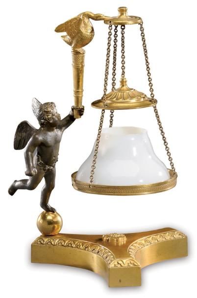 null Petite lampe veilleuse, en bronze ciselé, doré ou patiné. Le montant est orné...