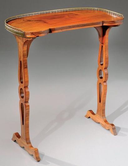 null Petite table de salon, de forme rognon, en bois de placage marqueté en feuilles....