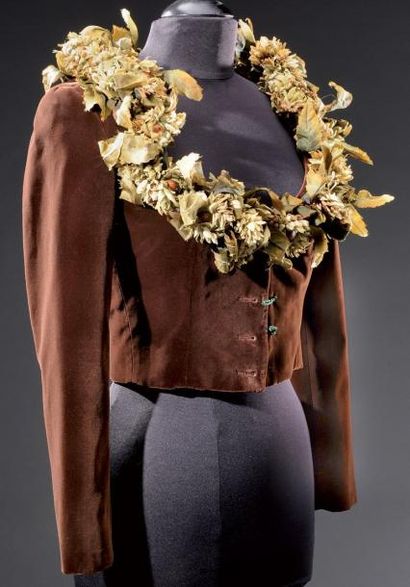 MOSCHINO COUTURE Très belle veste en velours marron rehaussé au col d'une guirlande...