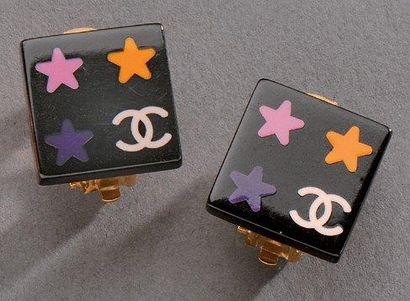 CHANEL Boucles d'oreilles griffées clip carrées à décor étoilé sur fond noir