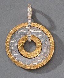 BICHE DE BERE Pendentif en acier martelé argenté et doré formant trois anneaux D:...