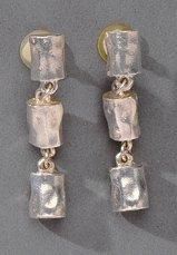BICHE DE BERE Boucles d'oreilles pendants en acier martelé à décor de chutes de cylindres...