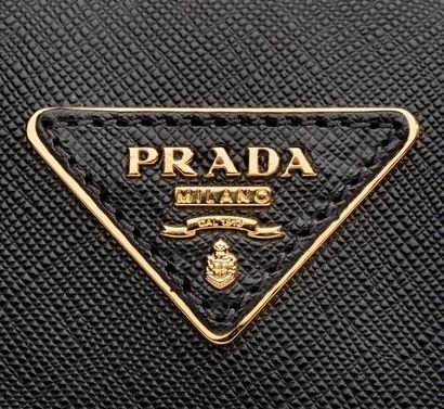 PRADA Sac porté main en cuir noir Saffiano Garniture en métal doré 22 x 34 cm Dans...