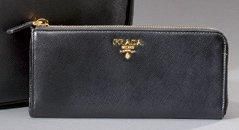 PRADA Portefeuille en cuir noir Saffiano Garniture en métal doré 9x19 cm (*)