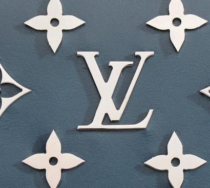LOUIS VUITTON Sac THOMPSON en cuir bleu orné de monogrammes en métal argenté sur...