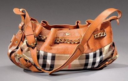 BURBERRY'S Sac en cuir gold et toile à carreaux orné d'une chaîne en métal doré Avec...