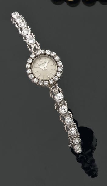 JAEGER LECOULTRE Montre de dame en platine et or gris, cadran argent de forme ronde,...