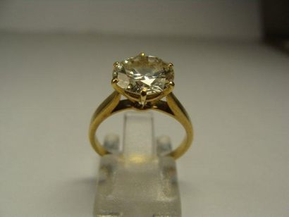 null Bague solitaire en or jaune ornée d'un diamant demi taille.
Poids du diamant:...