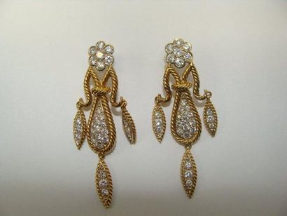 null Paire de pendants d'oreilles en or jaune et gris serties de diamants de taille...