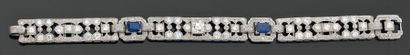 null Bracelet "ruban" articulé en platine et or gris à décor géométrique, entièrement...