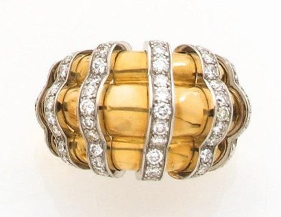 null Importante bague jonc en or jaune composée de trois godrons rythmés de barettes...