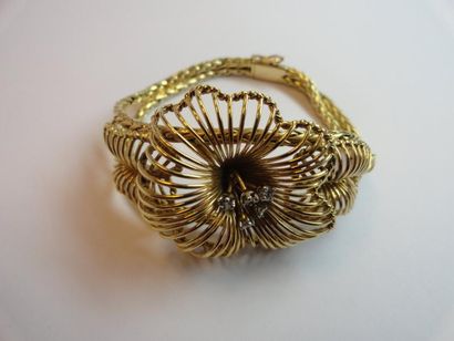 null Bracelet en or jaune composé de deux brins tressés ornés au centre d'un motif...
