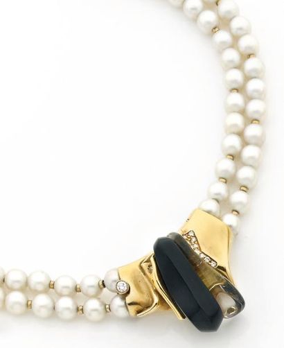 MISANI Important collier de deux rangs de perles de culture, orné au centre d'un...