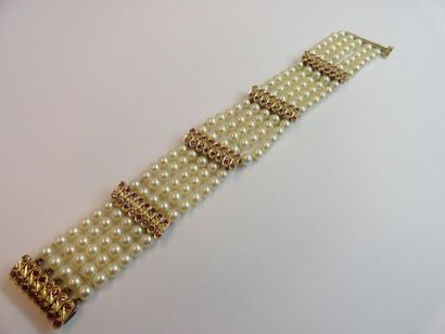 null Bracelet composé de cinq rangs de petites perles de culture rythmés de cinq...