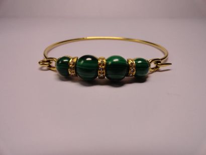null Bracelet jonc en or jaune orné d'un motif central serti de quatre demi perles...