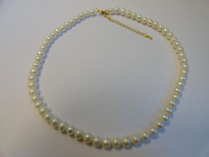 Collier de perles de culture blanches.