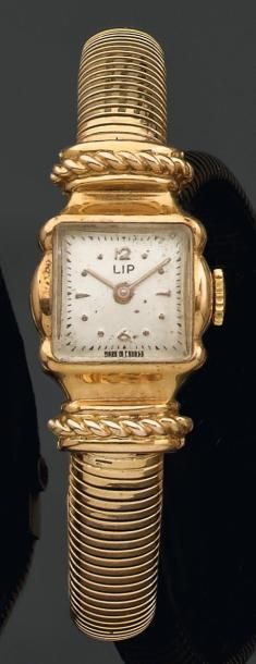 LIP, vers 1950 Montre de dame en or jaune, cadran argent de forme carrée, bracelet...