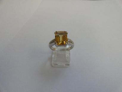 null Bague en or gris ornée d'une citrine de taille émeraude épaulée de brillants....