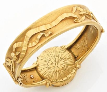 null Bracelet en or jaune tressé orné d"un motif rond serti de turquoises dans un...