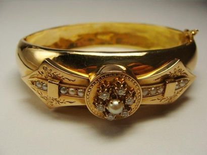 null Bracelet jonc en or jaune orné d'un motif serti de diamant de taille ancienne...