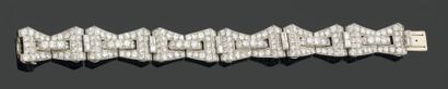 CARTIER Bracelet articulé en or gris, motifs géométriques composés de boucles à gradins...
