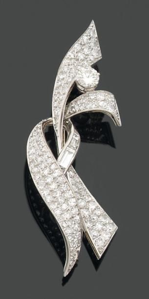MAUBOUSSIN Broche "volutes" en or gris sertie de diamants de taille brillant, d'une...