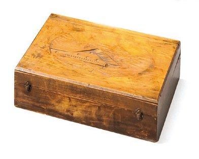 null Boîte de couseuse en bois sculpté à décor de chalet. 11 x 36 x 27 cm