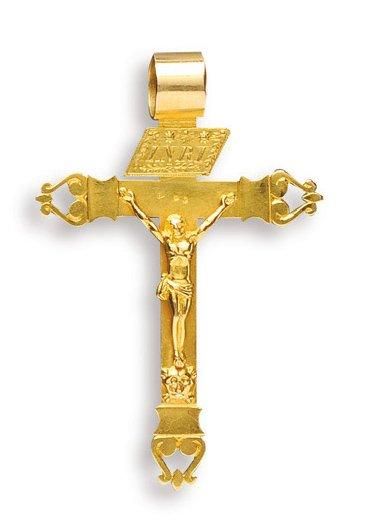 null Important pendentif "Croix" en or jaune ciselé. Hauteur: 8 cm Poids:15.6gr Reproduit...