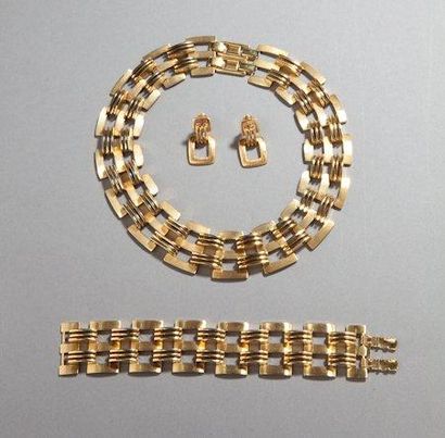 MONET Parure en métal doré: collier, bracelet et BO Motifs de maillons rectangul...