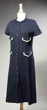 CHANEL Robe en coton bleu marine agrémenté de quatres poches à l'avant, gansées de...