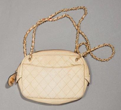 CHANEL Petit sac matelassé cuir beige Bandoulière en métal doré, entrelassé de cuir...