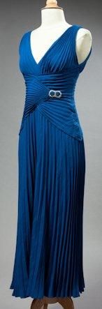 AZZARO Robe du soir en mousseline plissée bleue, attache et strass T 36