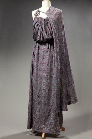 GRES vers 1970 Robe longue drapée en soie imprimée de motifs pointillés rouges et...