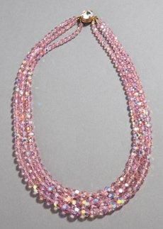 BACCARAT Collier trois rangs de perles de cristal rose facetté