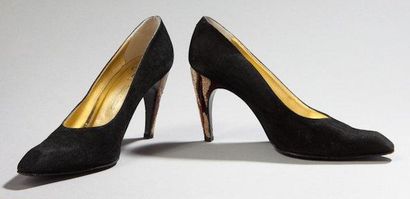 CHRISTIAN DIOR Soulier Paire d'escarpins en daim noir, talons en bakélite incrustés...