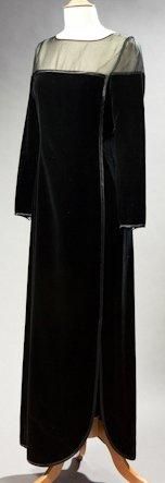 LOUIS FERAUD Robe en velours de soie noir, la partie haute en mousseline transparente...