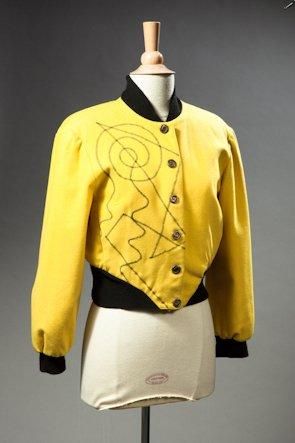 MARIANNE BECK Petit blouson court en laine jaune à motifs rebrodés noirs T 36