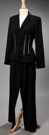 THIERRY MUGLER Tailleur pantalon noir, la veste corsetée de barrettes métalliques...