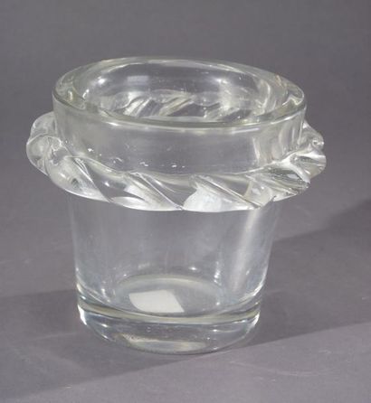 DAUM NANCY Vase cylindrique en verre blanc moulé à décor en relief en application...